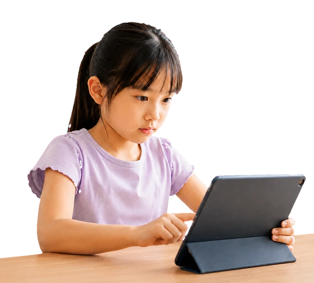 タブレットで Huuしょうぎに集中して取り組む女の子
